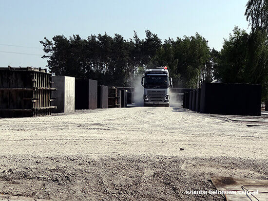 Szamba betonowe Oświęcim - załadunek zbiornika na transport